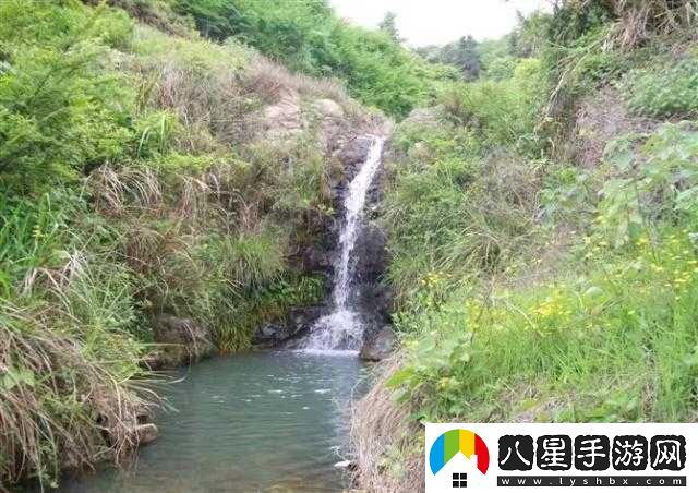 奇景兩峰間現(xiàn)小溪