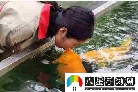 女人鯉魚喝水